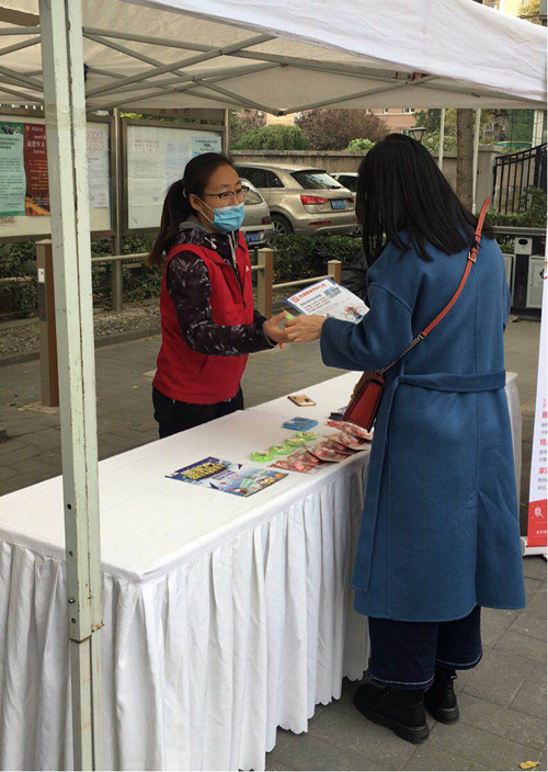 四通搬家公司業務員為居民細心講解樓層收費